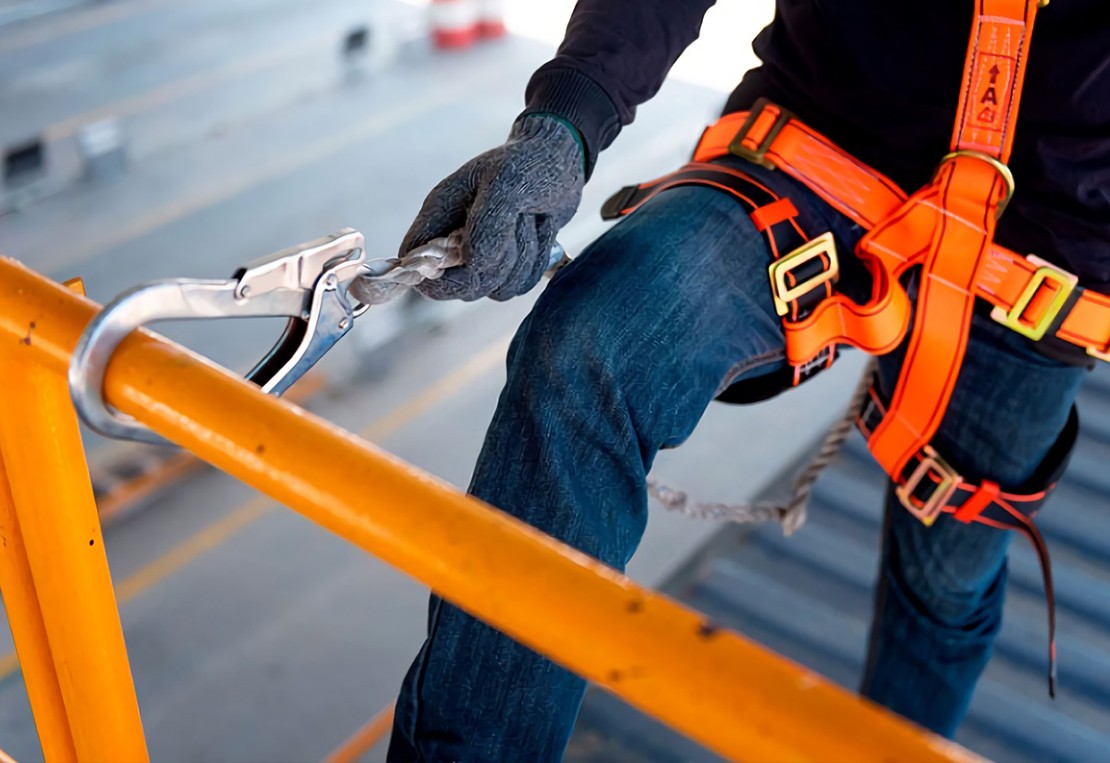 Técnico especializado en instalación y mantención líneas de vida para trabajos en altura - Lifework